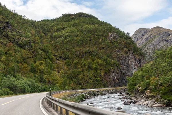 Montagnes Norvège Route Près Rivière Rocheuse Ciel Pittoresque Chemin Vue — Photo