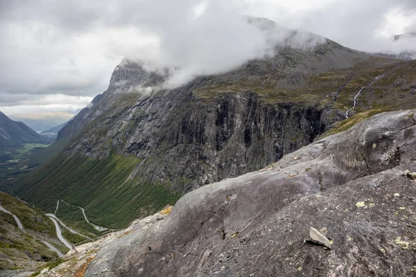 著名的挪威山区公路特罗尔斯蒂根 从灰色的大岩石俯瞰山谷 北欧的自然与岩石的戏剧性云彩 — 图库照片
