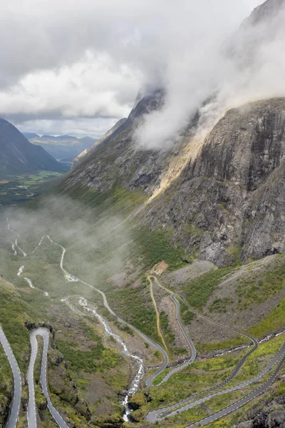 Ünlü Norveç Dağları Vadi Manzaralı Trollstigen Yolu Kayalar Şelaleler Dramatik — Stok fotoğraf