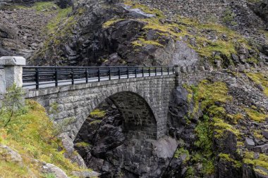 Norveç Avrupa 'sında Trol Yolu' ndaki taş köprü ve şelale Trol stijeni ya da Trol stigveien manzaralı dağ yolu. Turist rotası.