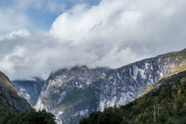 Norveç 'te Andalsnes yakınlarındaki dağlar, kayalık tepeler ve güzel gökyüzü, bulutlu manzaralı doğa vadisi