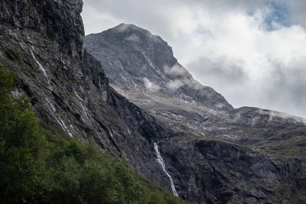 유럽에 Trollstigen Road 바위투성이 언덕에서 떨어지는 폭포와 — 스톡 사진