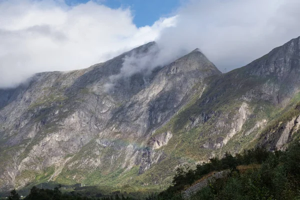 在挪威安达卢西亚和特罗尔斯蒂根附近的山脉 云彩尽收眼底 繁茂的绿山 有阳光点缀 乡村乡村 风景秀丽的自然山谷 — 图库照片