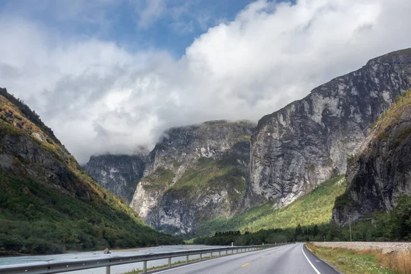 Βουνό Δρόμο Κοντά Andalsnes Στη Νορβηγία Βραχώδεις Λόφους Και Ποτάμι — Φωτογραφία Αρχείου