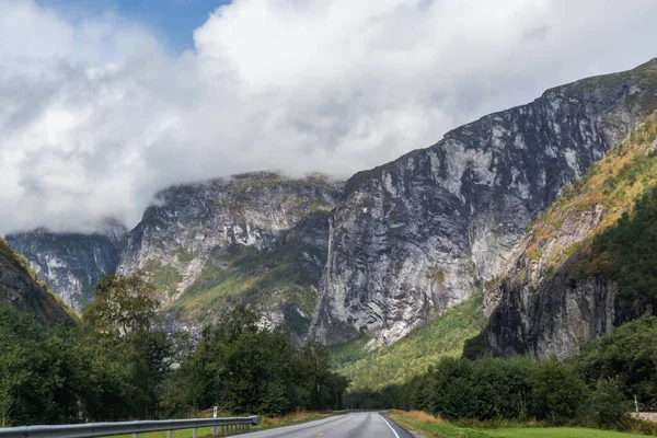 Norveç Endülüs Yakınlarında Dağlar Kayalık Tepeler Nehir Manzaralı Doğa Vadisi — Stok fotoğraf