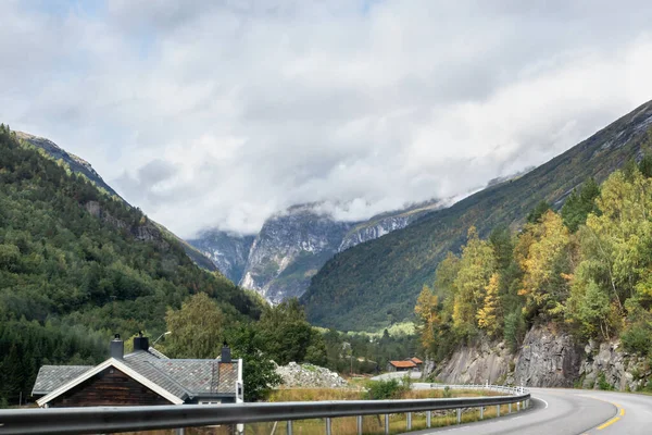 靠近挪威Andalsnes的山路 岩石丘陵 乡村乡村 风景秀丽的自然景观山谷 驾车旅行 驾驶自然旅游 — 图库照片
