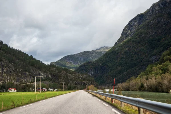 Βουνά Θολό Δρόμο Στην Σκανδιναβία Φύση Ταξίδια Θέα Βράχους Και — Φωτογραφία Αρχείου