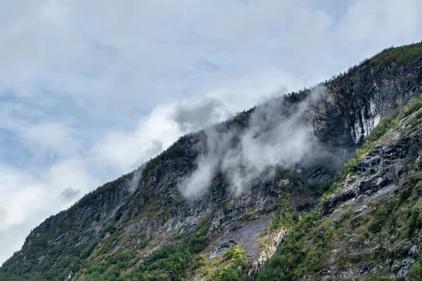 Nuvens Pesadas Místicas Colinas Verdes Rochosas Noruega Tempo Nebuloso Paisagem — Fotografia de Stock