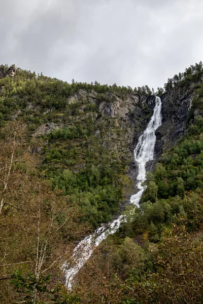 Mystiska Tunga Moln Gröna Och Steniga Norska Kullar Vatten Rinner — Stockfoto