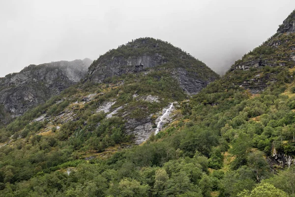 Nuvens Pesadas Místicas Colinas Verdes Rochosas Noruega Água Correndo Para — Fotografia de Stock