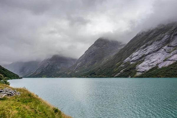 冷色挪威峡湾风景雾蒙蒙的厚重的云彩景观与冷水 北部夏季丑闻中的戏剧性全景 旅行北方背景 — 图库照片