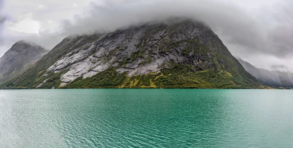 冷色挪威峡湾风景雾蒙蒙的厚重的云彩景观与冷水 北部夏季丑闻中的戏剧性全景 旅行北方背景 — 图库照片