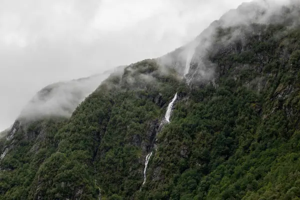 Nuvens Pesadas Místicas Colinas Verdes Rochosas Noruega Água Correndo Para — Fotografia de Stock