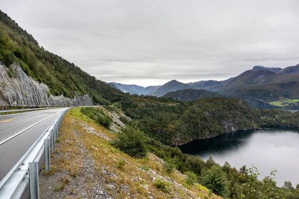 Norveç Bulutlu Bir Yaz Günü Doğa Yolculuğu Tepelerde Dağlarda Panoramik — Stok fotoğraf