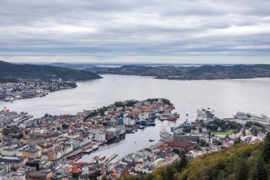 Bergen eski kasabası ve Kuzey deniz panoramik hava manzarası bulutlu sonbahar soğuk gününde Floyfjellet gözlem güvertesinden. Bergen, Norveç