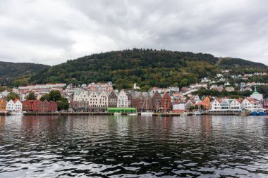Norveç, Bergen 'deki Hanseviertel Bryggen rıhtımındaki tarihi binaların deniz manzarası. UNESCO Dünya Mirası Alanı