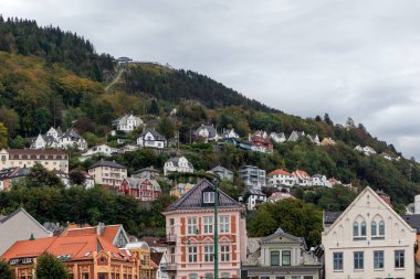 Bergen şehir evleri ve sonbahar günü dağ manzarası. Floyen füniküler teleferik demiryolu ve Floyfjellet gözlem güvertesi. Bergen, Norveç