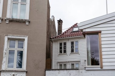 Norveç, Bergen sokaklarında gizlenmiş küçük beyaz geleneksel İskandinav evi