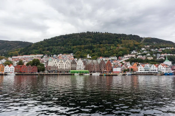 Vista Água Mar Edifícios Históricos Hanseviertel Bryggen Cais Bergen Noruega — Fotografia de Stock