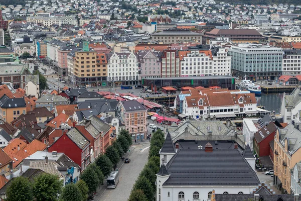 ノルウェーの都市ベルゲンは魚市場の空中ビューを中心にしています 伝統的な建築旅行先 — ストック写真