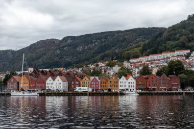 Bergen, Norveç - 09 Eylül 2019: Hanseviertel Bryggen rıhtımındaki tarihi binaların deniz manzarası. UNESCO Dünya Mirası Alanı