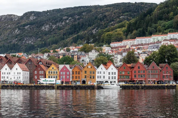 ベルゲン ノルウェー 2019年9月9日 反射と水からハンセヴィエルテル ブリッゲン埠頭の歴史的建造物についての眺め ユネスコ世界遺産 — ストック写真
