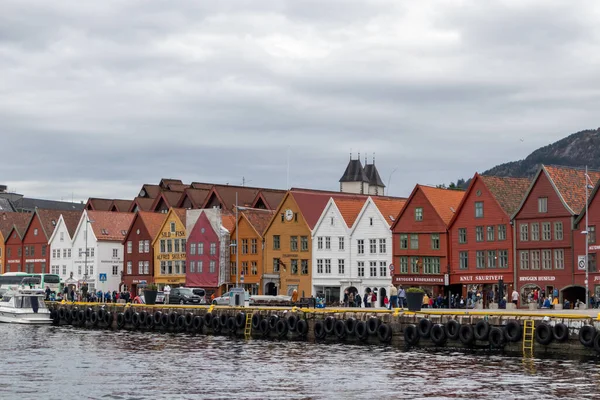 ノルウェーのベルゲンにあるハンセヴィエルテル ブリッゲンの歴史的建造物の海の水の景色 ユネスコ世界遺産 — ストック写真