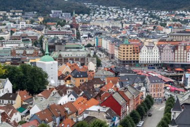 Bergen, Norveç - 09 Eylül 2019: Bergen şehir merkezi sokak manzarası bulutlu sonbahar soğuk gününde hava manzarası