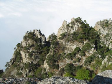 Güney Demerdzhi Dağı 'ndaki Kırım Dağları' ndaki Hayaletler Vadisi 'ndeki kayalar. Bulutlarda güzel dağlar, yolculuk yürüyüşü