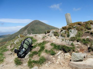 Dağlarda büyük bir sırt çantası Karpatlar 'da dağ manzaralı patika yolu