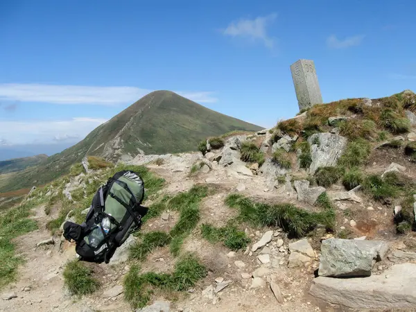 Dağlarda büyük bir sırt çantası Karpatlar 'da dağ manzaralı patika yolu