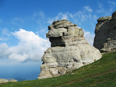 Güney Demerdzhi Dağı 'ndaki Kırım Dağları' ndaki Hayaletler Vadisi 'ndeki kayalar. Efsanevi bulutlar ve doğa yürüyüşü ile Alushta şehrinin yakınında yer alıyor.