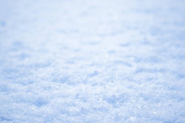 Açık mavi kar kar makro kış dokusu ve bulanık bir arka plan. Doğal soğuk, güneşli yakın çekim.