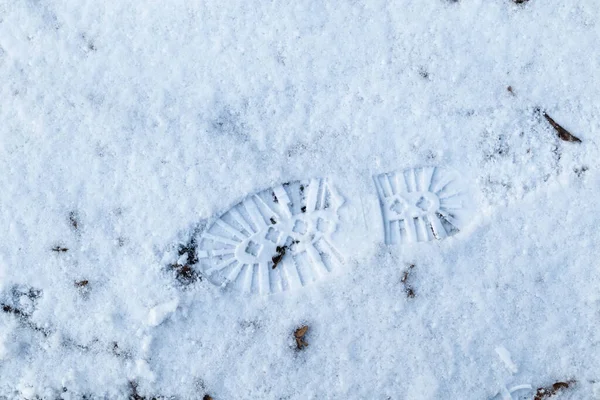 白い雪の冬の自然の足跡を閉じる背景を印刷します エコ環境人間の足の靴は 新鮮な涼しい晴れた日にプリントを着用 — ストック写真