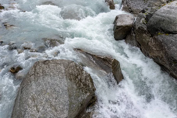Dağlar mavi köpüren soğuk su nehri granit gri kayalar, kuzey yüksek dağlar doğa gezisi