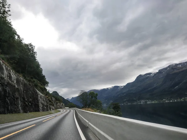 Roulez Sur Route Goudronnée Norvège Par Temps Gris Nuageux Près — Photo