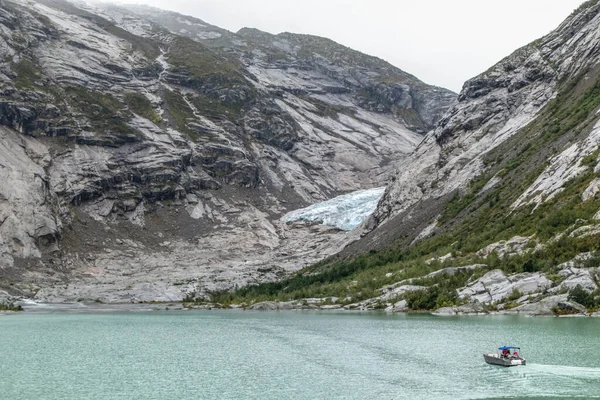 挪威山脉的风景尽收眼底 湖畔有碧蓝的水 前往Jostedalsbreen国家公园的Nigardsbreen的阴天跟踪旅行 — 图库照片