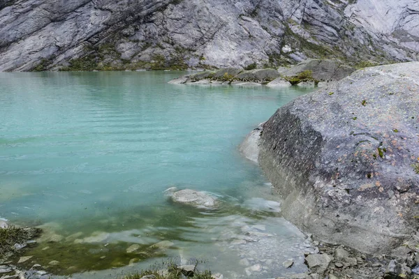 挪威高山景观 靠近湖面 碧蓝的海水 前往Jostedalsbreen国家公园的Nigardsbreen的阴天跟踪旅行 — 图库照片