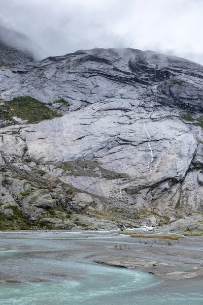 Norsko Hory Skály Vertikální Zeď Krajina Pohled Azurovou Vodou Cloudy — Stock fotografie