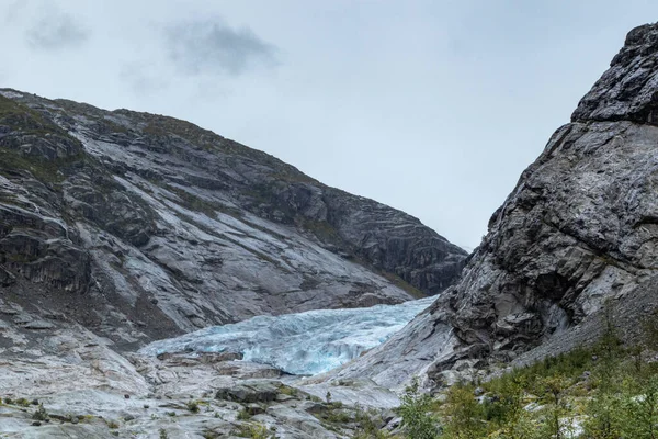 在Jostedalsbreen国家公园 乌云密布的一天追踪旅行到了Nigardsbreen 挪威山水景观与蓝色的冰 气候变化 冰川融化 — 图库照片