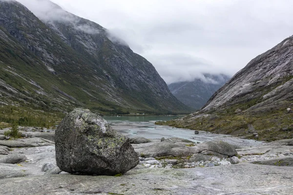 挪威山区的大而硬的湿固体灰色岩石景观 阴冷的景色 在斯堪的纳维亚国家公园的旅行旅行 — 图库照片