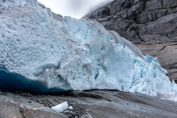 尼日利亚乔斯特达尔斯布伦国家公园的冰川和积雪近景 挪威山水景观与深蓝色的冰 气候变化 冰川融化 — 图库照片