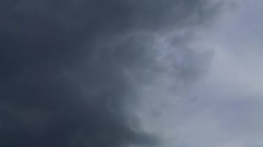 Pürüzsüz hareketli, beyaz ve koyu gri bulutlu güzel gökyüzü. Zaman ayarlı bulutlar. Mavi bulutlu, karamsar gökyüzü doğal arka plan.