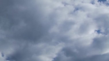 Yüksek beyaz bulutlu güzel gökyüzü, zaman çizelgesi, mavi bulutlu karamsar gökyüzü doğal arkaplan