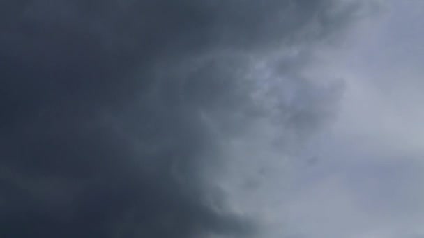 Beau ciel avec un mouvement lisse blanc et gris foncé nuages orageux séquence timelapse, nuage bleu ciel lunaire fond naturel 