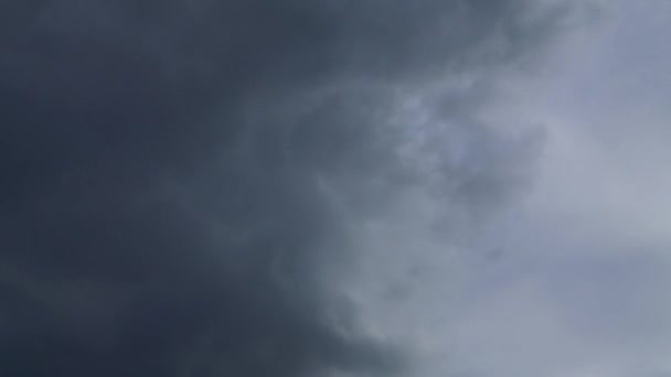 Hermoso Cielo Con Movimiento Suave Blanco Gris Oscuro Nubes Tormentosas — Vídeos de Stock