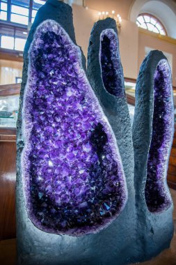 Dürzü ametist, üçlü, testere. Dikey fotoğraf