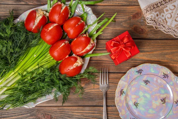 Salad boneka tomat. Salad liburan asli. Pengaturan tabel perayaan . — Stok Foto