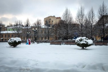 Moskova, Rusya, 5.01.2019. Rus büyükbabası Frost ve torunu Snow Maiden parkta yürüyüşe çıktılar. Rus Noel Baba. Ded Moroz sonu Snegurochka parkta yürüyor.