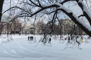 Moskova, Rusya, 6.01.2019. Chistye Prudy. İnsanlar paten kayıyor. Temiz gölet buz pateni pisti
